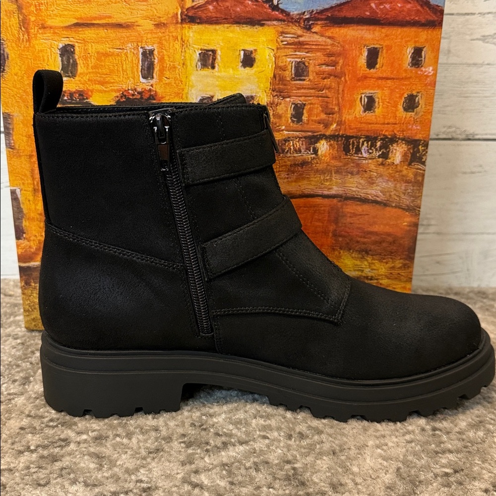 NWT Bella Vita Arcadia Lug Sole Black Ankle Boots with Buckle Detail - Picture 4 of 9
